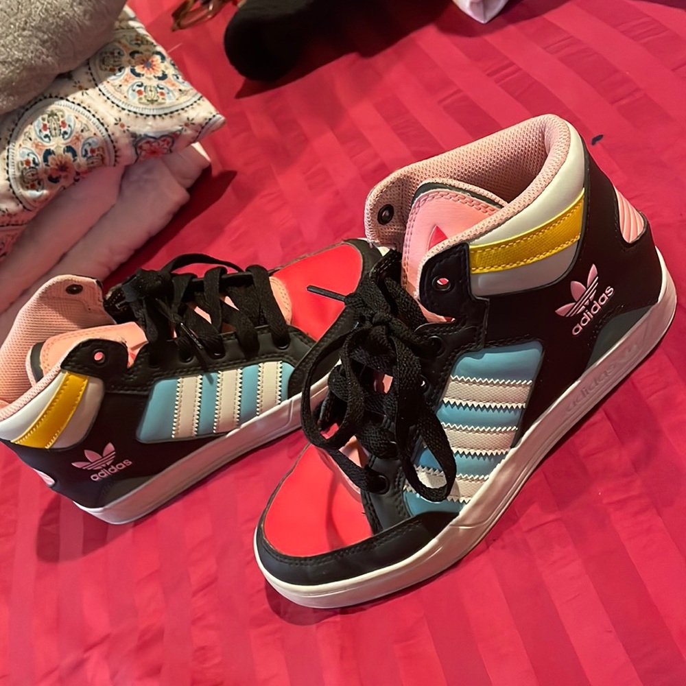 Adidoas sneakers